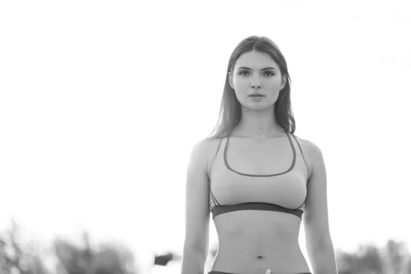 Retrato de uma bela jovem menina morena esportiva. Foto em preto e branco. BW — Fotografia de Stock