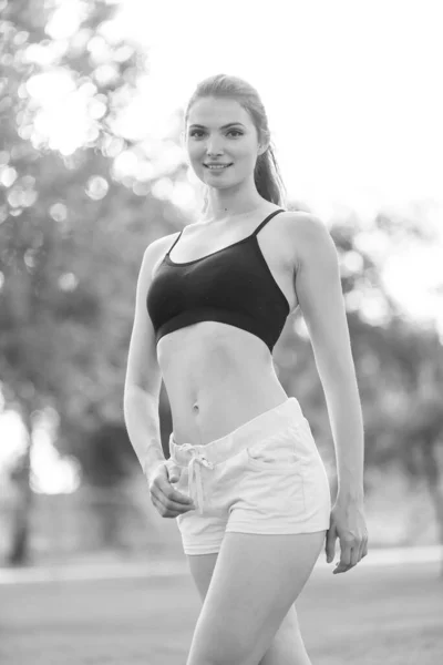 Retrato de uma bela jovem menina morena esportiva. Foto em preto e branco. BW — Fotografia de Stock