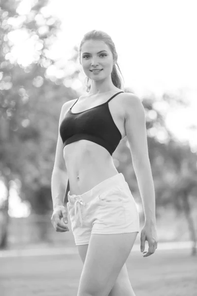 Retrato de uma bela jovem menina morena esportiva. Foto em preto e branco. BW — Fotografia de Stock