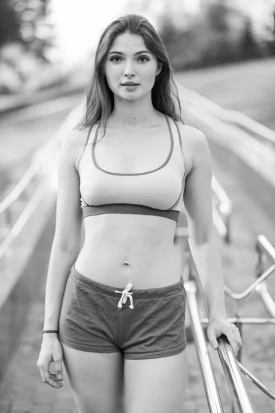 Portret van een mooi jong sportief brunette meisje. Zwart-wit foto. BW — Stockfoto