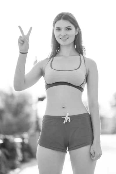 Retrato de uma bela jovem menina morena esportiva. Foto em preto e branco. BW — Fotografia de Stock