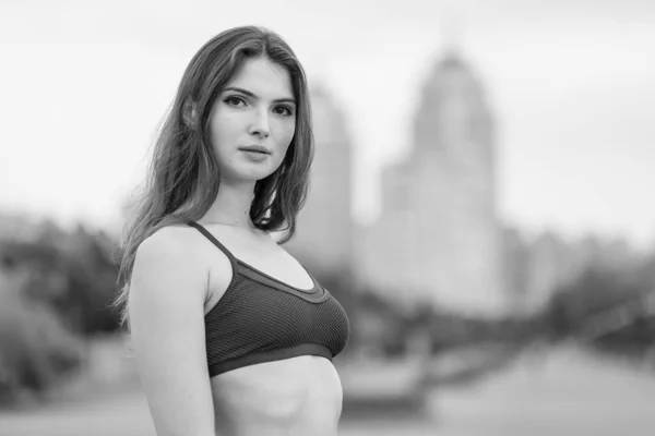 Retrato de uma bela jovem menina morena esportiva. Foto em preto e branco. BW — Fotografia de Stock