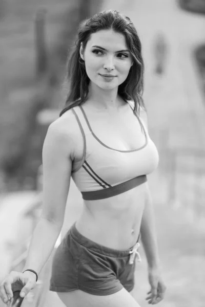 Portret van een mooi jong sportief brunette meisje. Zwart-wit foto. BW — Stockfoto