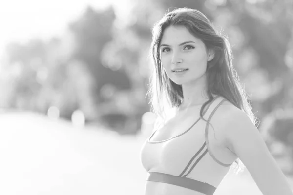 Retrato de una hermosa joven morena deportiva. Foto en blanco y negro. BW —  Fotos de Stock