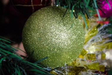 Noel ağacında altın top.