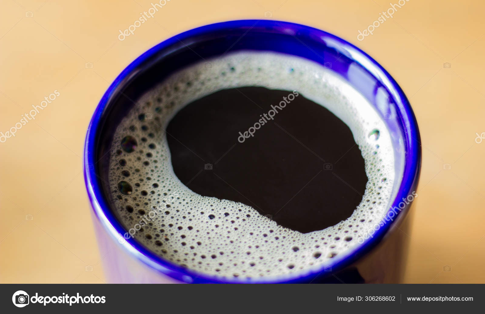 オレンジライトの背景にブルーマグカップにインスタントコーヒー おはようございます朝の黒コーヒー ストック写真 C Mamasiba