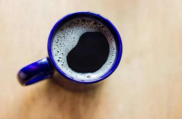 Café Preto Uma Caneca Azul Uma Mesa Laranja Madeira — Fotografia de Stock