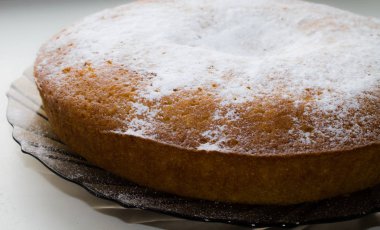 Yakın çekim yapıyorum. Şekerli pandispanya. Mutfak arka planı