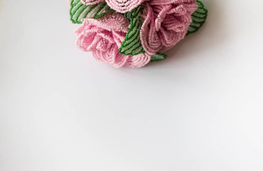  Beyaz arka planda boncuklu buket. Beyaz arka planda çiçekler. Beyaz arkaplanda boncuklar.