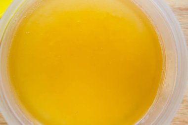 Bal yakın çekim. Masadaki kavanozda bal.