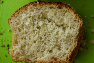 Yeşil arka planda kısmi ekmek. Ekmek yakın çekim.