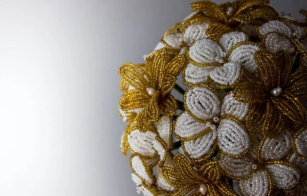 Macro Tiro Flor Dourada Flores Contas Contexto Cinza — Fotografia de Stock