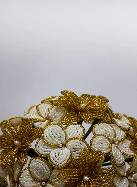Bukiet Kwiatów Koralików Szarym Tle Złote Kwiaty Białe Kwiaty Koraliki — Zdjęcie stockowe