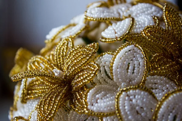 Korálky Jsou Zlaté Bílé Denního Světla Květiny Korálků Tmavém Pozadí — Stock fotografie
