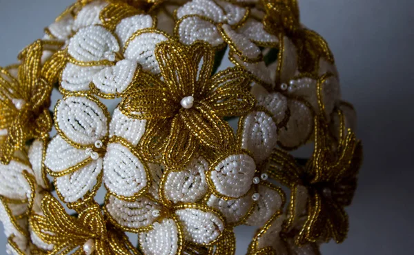 Ein Strauß Perlen Auf Grauem Grund Aus Goldenen Und Weißen lizenzfreie Stockbilder