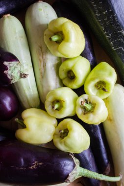 Sebze kompozisyonu masanın üzerinde. Biber, patlıcan, kabak. Sebze geçmişi. Boşluğu kopyala, üst görünüm