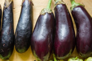 Patlıcan masada. Patlıcan arka planı. Mutfak geçmişi. Sebze arka planı.