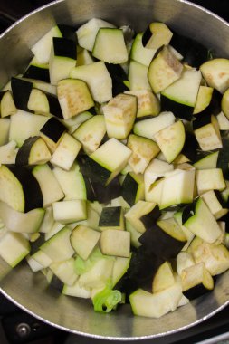 Tavada doğranmış patlıcan. Tencerede patlıcan güveci. Yemek zamanı. Sebze deseni. Yukarıdan bak. Mutfak arka planı.