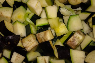 Tavada doğranmış patlıcan. Tencerede patlıcan güveci. Yemek zamanı. Sebze deseni. Yukarıdan bak. Mutfak arka planı.