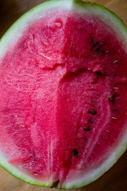  Masada karpuz var. Kopyalama alanı, üst görünüm, düz yatış. Karpuz ikiye bölünmüş. Masada yarım karpuz var. Meyve arkaplanı.