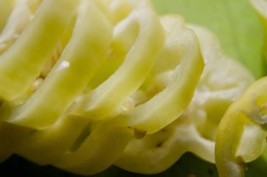 Yeşil tahtada dilimlenmiş sarı biber. Masada dilimlenmiş biber. Mutfak geçmişi. Mutfakta yemek pişirme süreci..