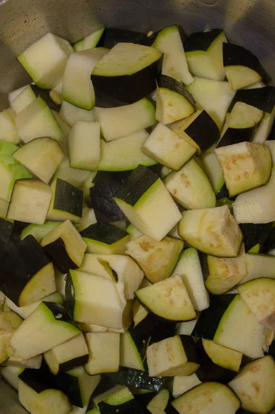 Tavada doğranmış patlıcan. Tencerede patlıcan güveci. Yemek zamanı. Sebze deseni. Üst Manzara. Mutfak arka planı.