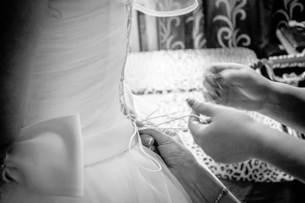 Невеста Привязана Корсетом Свадебному Платью Вид Спины Невеста Одевает Свадебные — стоковое фото