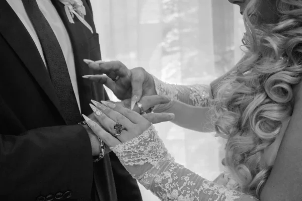 Noiva Coloca Uma Aliança Dedo Anelar Cerimônia Casamento Noiva Noivo — Fotografia de Stock