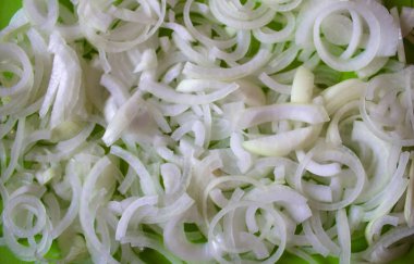 Dilimlenmiş soğan deseni. Boşluğu kopyala, üst görünüm, düz uzanma, metin için boş alanı olan mutfak arkaplanı