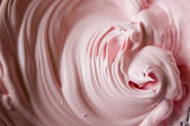 Bir kasede pembe protein kremi. Pasta için malzeme. Metin için boş alanı olan mutfak arkaplanı