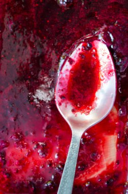 Reçelli kaşık. Reçelin dokusunu. Sonbahar boşlukları.