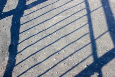 Yaya yolundaki ağaçların gölgeleri.