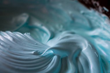 Tabakta mavi krema. Pasta için malzemeler. Mutfak arkaplanı.