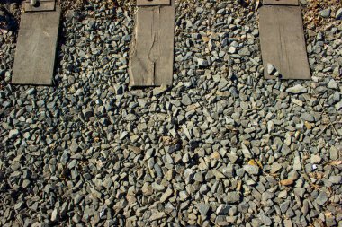 Demiryolu ve pusucuları olan çakıl yolu. Yukarıdan görüntüle.