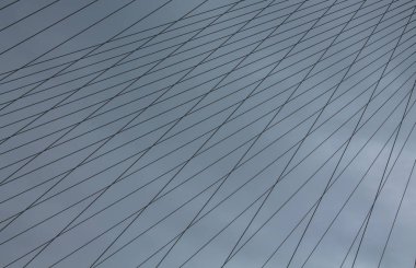 Bulutlu bir gökyüzüne karşı köprü kabloları.