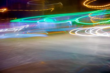 Gece şehrinin soyutlanması. Siyah arka planda parlayan kaotik çizgiler.