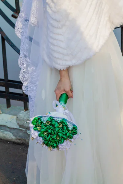 Nevěsta Drží Ruce Svatební Kytici Příslušenství Saténových Stuh — Stock fotografie