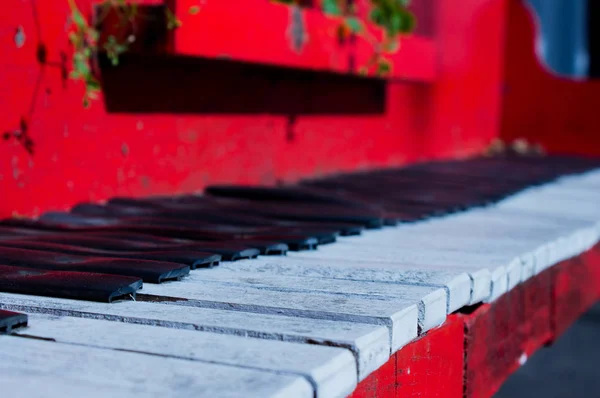 Die Tasten Eines Roten Klaviers Auf Der Straße Musikinstrument Mit Stockbild