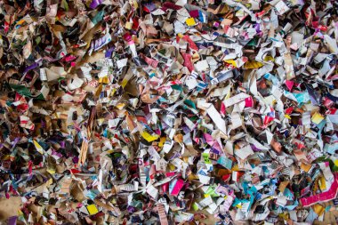 Arkaplanda kesik dergi kağıtları var. Dekoratif arkaplan.