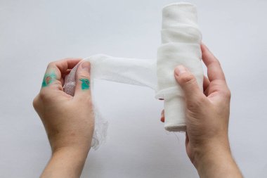 Kesik ve bandajlı eller. Tıbbi tema.