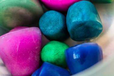 Buzdolabında donmuş renkli buz parçaları. Tasarım arka planı.