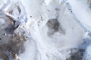 Donmuş buz dokusu. Reklam için kış arkaplanı. Su birikintisinde donmuş su.