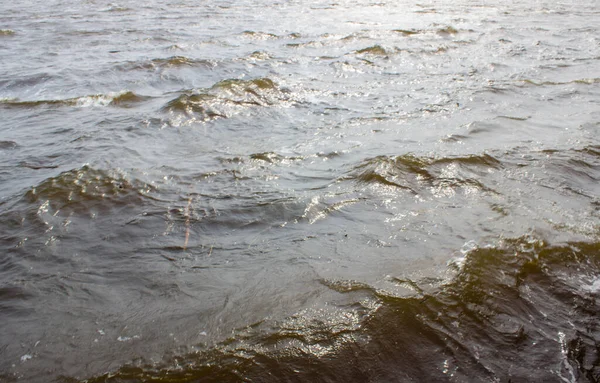 Wasseroberfläche Mit Wellen Und Sonnenreflexionen — Stockfoto