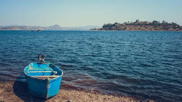 Dudhni Gölü Hindistan'da Yalnız tekne.