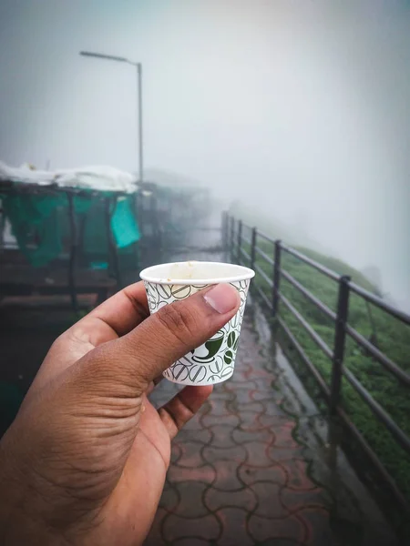 Çay fincanı ellerde.
