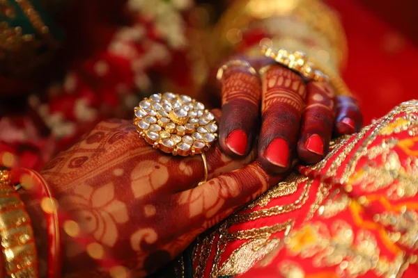 BRIDES HAND WITH MEHNDI AND GOLD RINGS — Stock Photo, Image