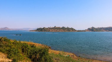 Dudhani Gölü 'nün panoramik manzarası