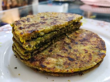 Sağlıklı Hintli doldurulmuş parotha.