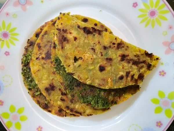 Healthy indian stuffed parotha. — Stock Photo, Image