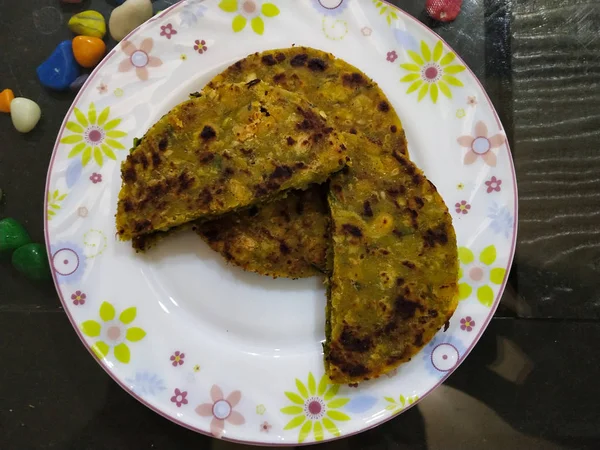 Healthy indian stuffed parotha. — Stock Photo, Image